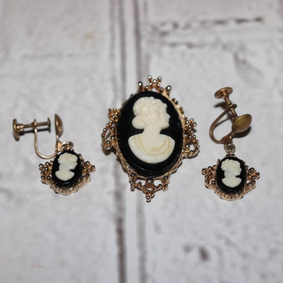 🎀 Vintage Gold & Black Cameo Set ✨ Brooch + Screw-Back Earrings • Classic - Picture 3 of 5